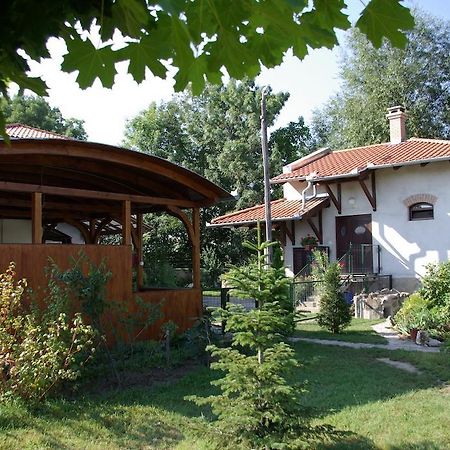 Dabasi Lovas Vendeghaz Hotel Luaran gambar