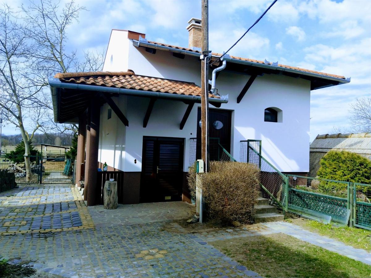 Dabasi Lovas Vendeghaz Hotel Luaran gambar