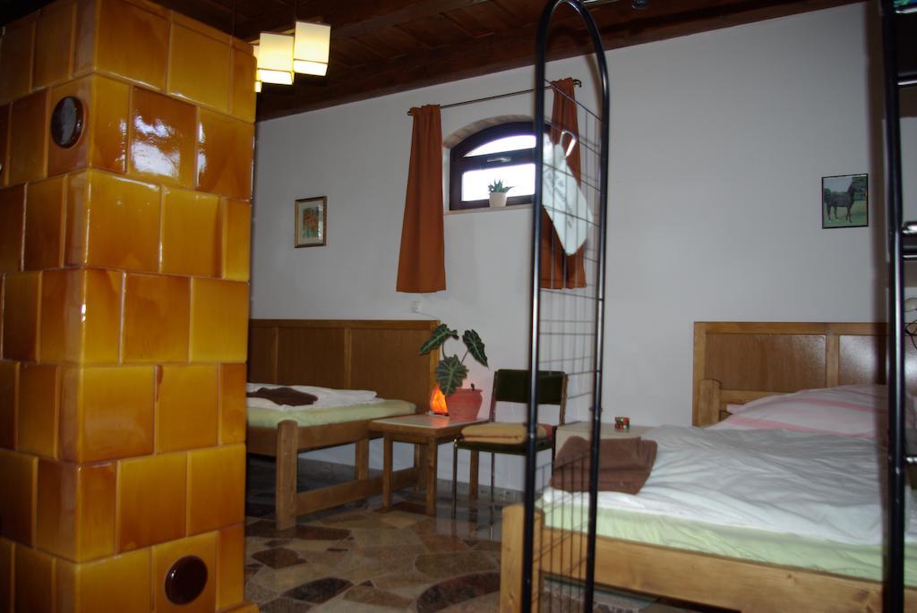 Dabasi Lovas Vendeghaz Hotel Bilik gambar