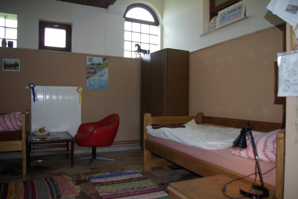Dabasi Lovas Vendeghaz Hotel Bilik gambar