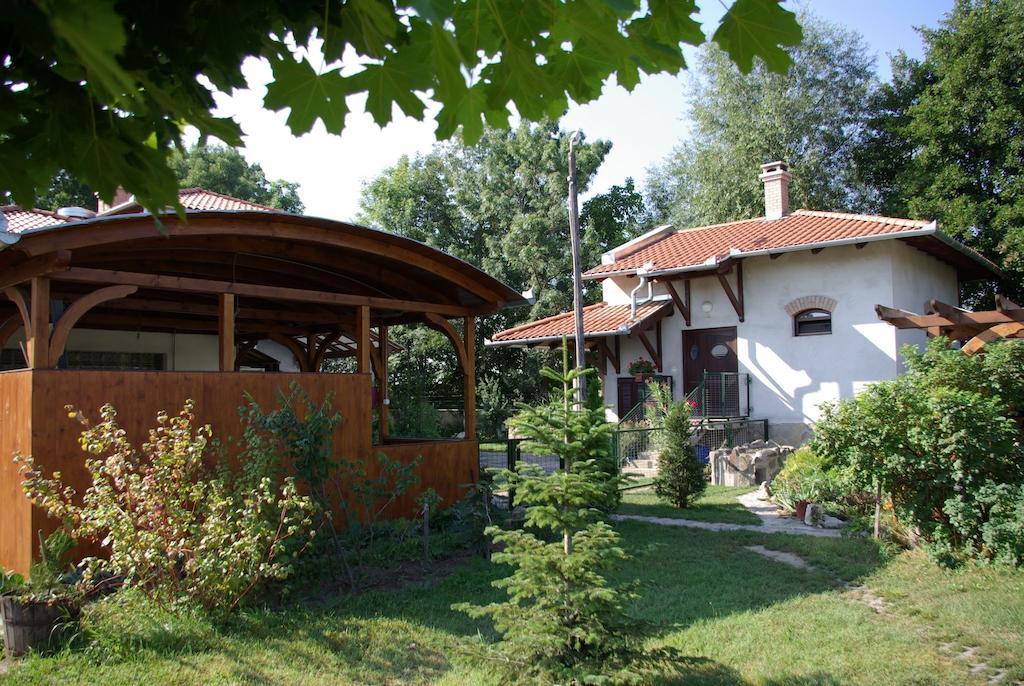 Dabasi Lovas Vendeghaz Hotel Luaran gambar